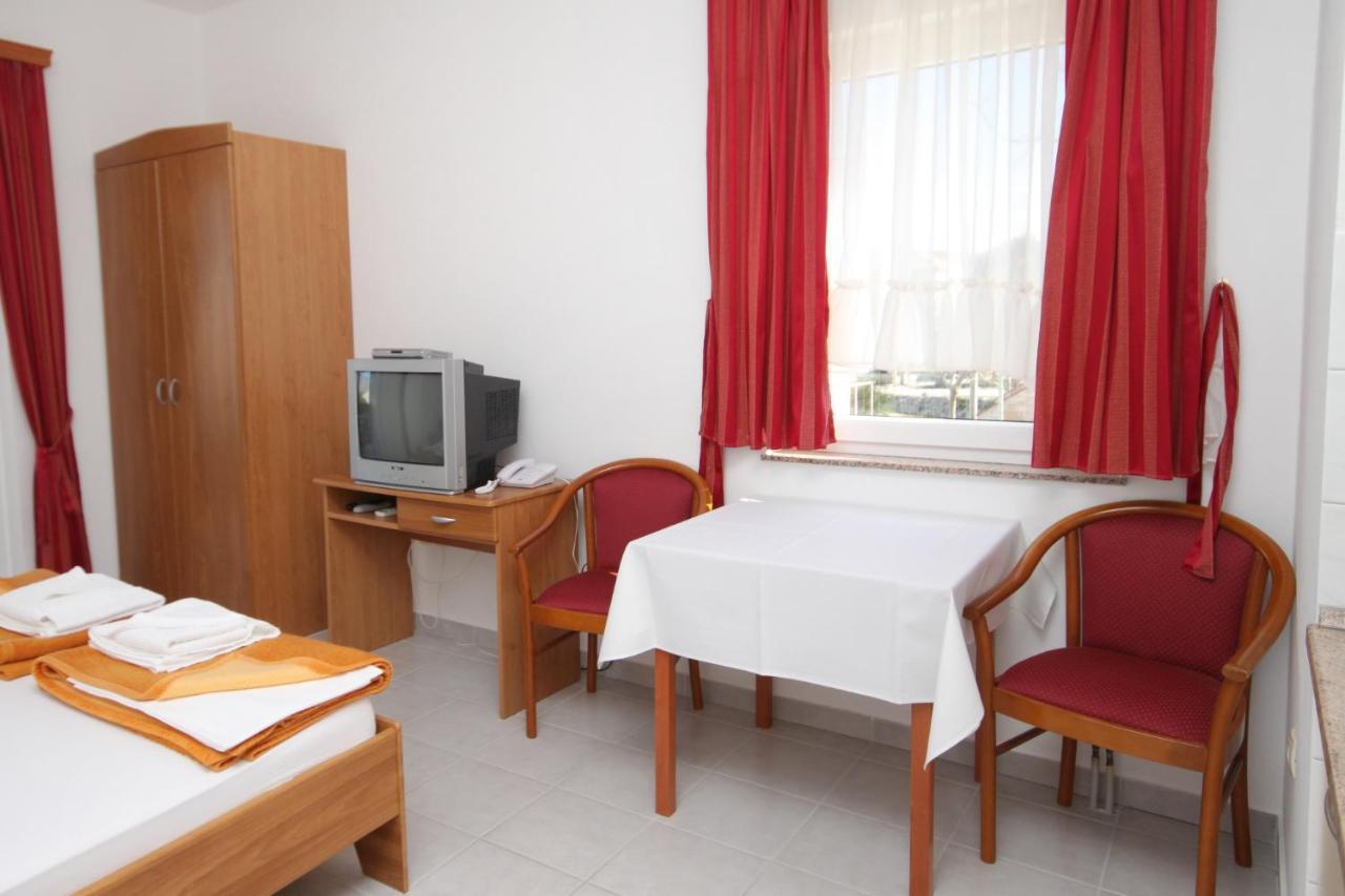Apartments And Rooms By The Sea Vinjerac, Zadar - 3248 מראה חיצוני תמונה